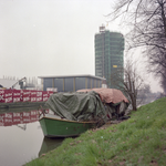 852465 Afbeelding van een door daklozen en met plastic zeilen afgedekte boot in de Vaartsche Rijn langs de Jutfaseweg ...